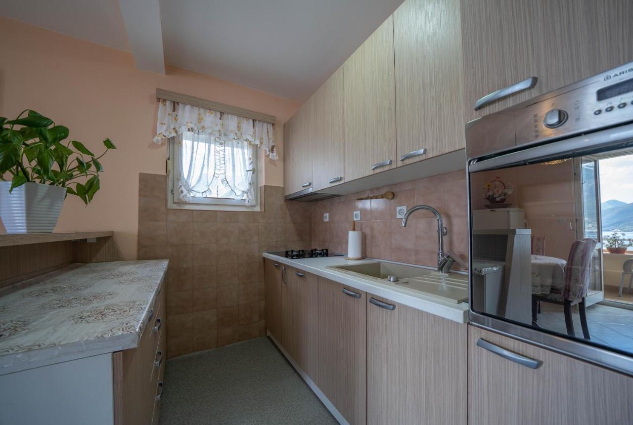 Seaside Serenity: 2-Bedroom Apartment With Boka Bay View Kotor Exterior foto