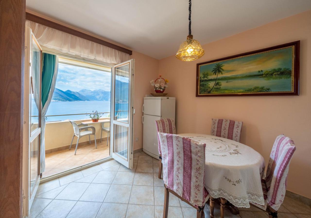 Seaside Serenity: 2-Bedroom Apartment With Boka Bay View Kotor Exterior foto