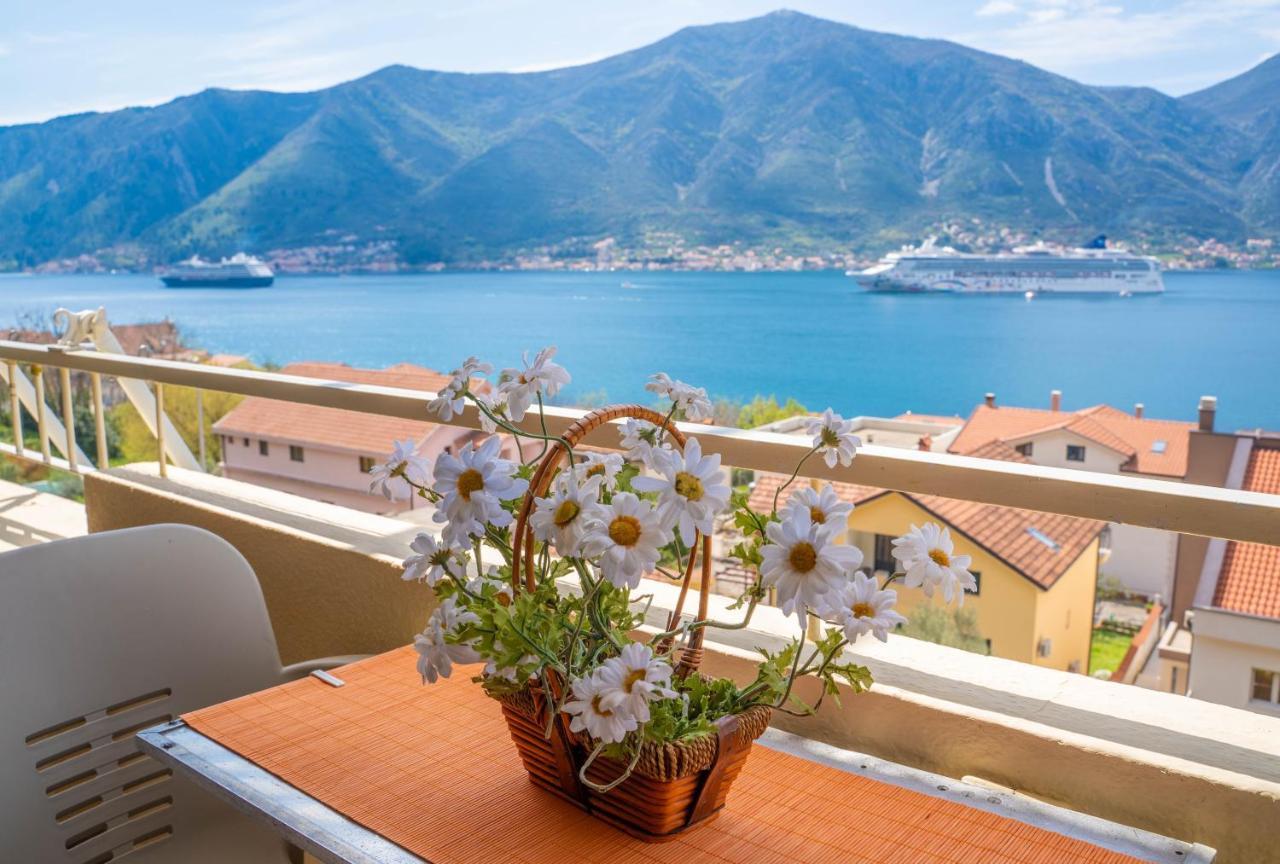 Seaside Serenity: 2-Bedroom Apartment With Boka Bay View Kotor Exterior foto