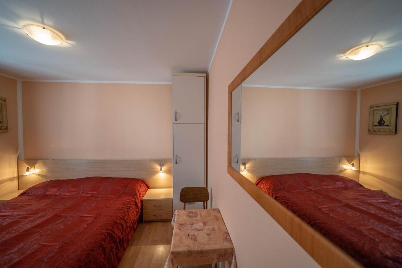 Seaside Serenity: 2-Bedroom Apartment With Boka Bay View Kotor Exterior foto